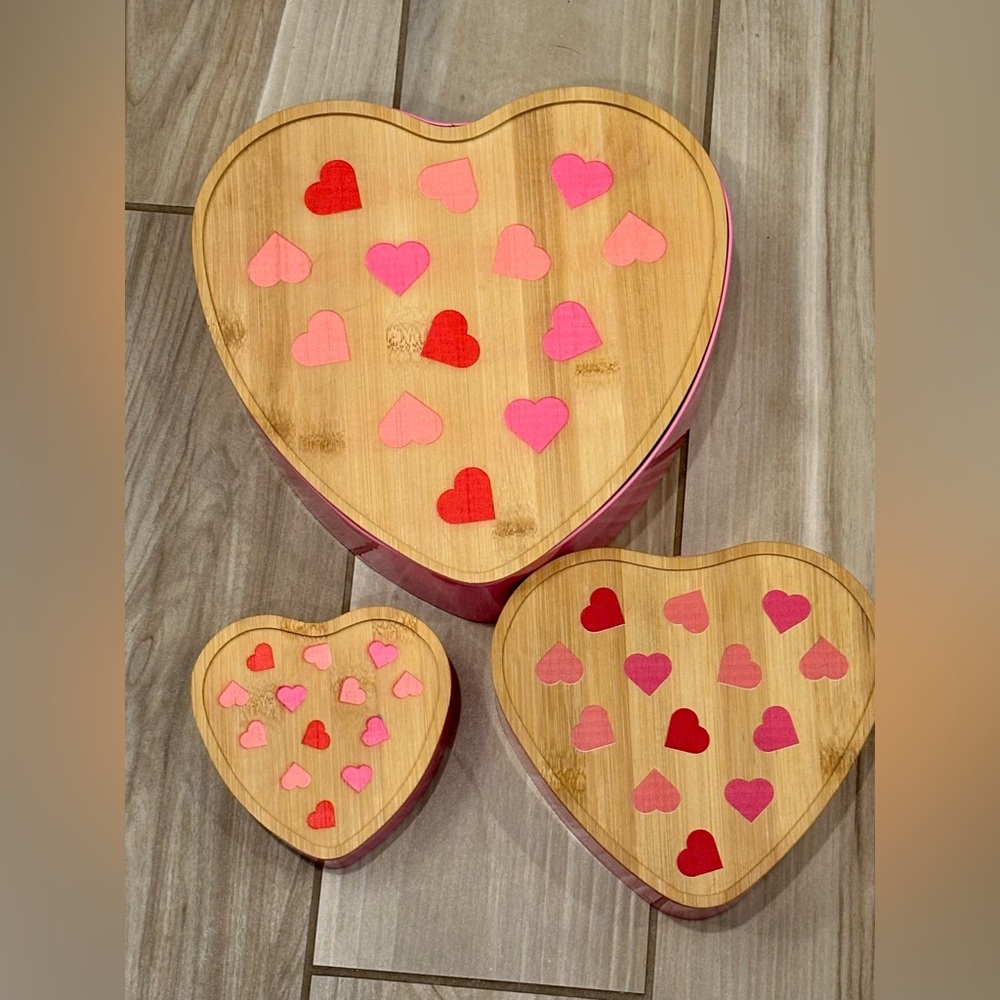 NWOT Set of 3 Heart-Shaped Wooden nesting Boxes with Red & Pink heart Accents